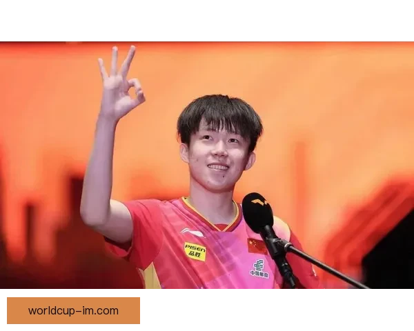 王楚钦撕掉肌贴奋力一搏累到双手撑地观众力量支撑他坚持